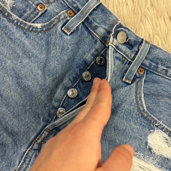 Levi's Women's Light Wash Distressed 501 Cut Off Denim Shorts - Picture 4 of 7